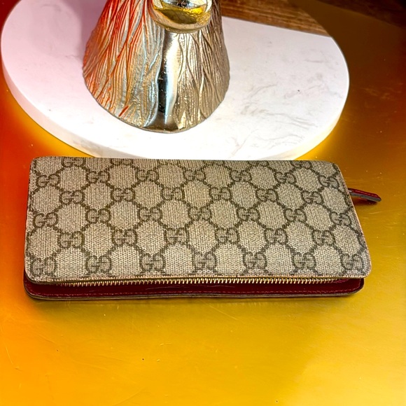 Gucci Beige Monogram Long Zipper bifold wallet in good condition - Picture 1 of 16